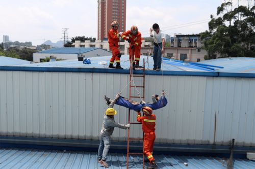 柳州一工人顶棚施工不慎触电 消防快速救援